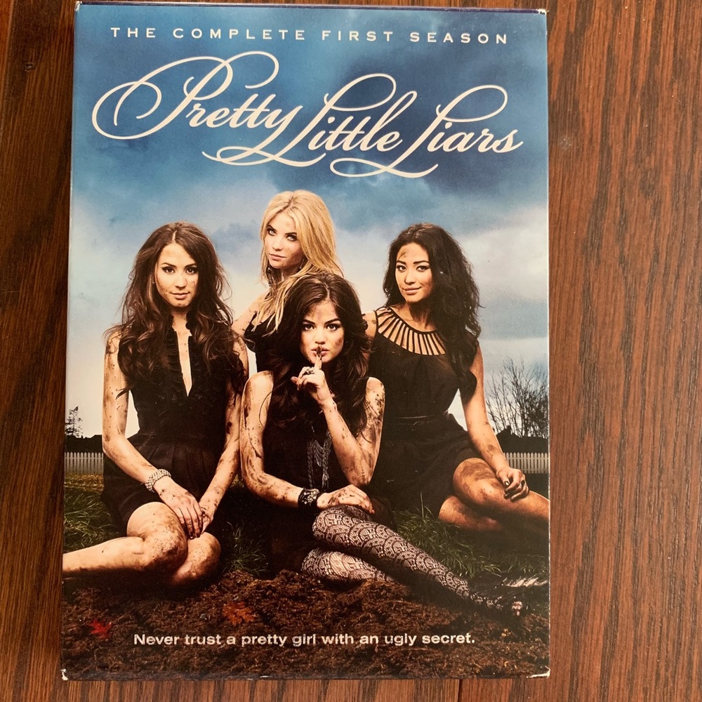 Pretty Little Liars 1st season DVD set